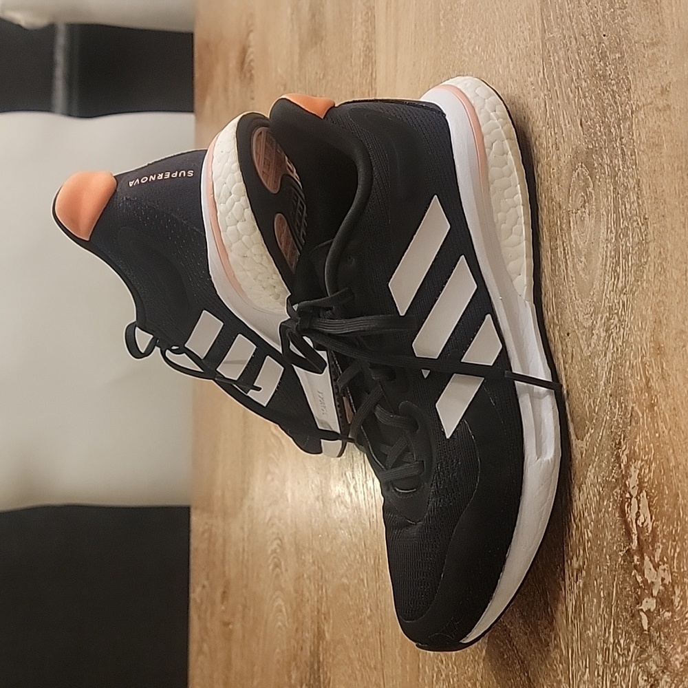 MEN/WOMAN Adidas Supernova, Bounce black tennis shoe.  Size 6.5 (more like 7.5)